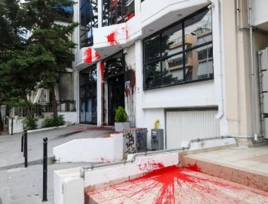 Οι πρώτες εικόνες από την επίθεση του Ρουβίκωνα στην ΕΔΕΥ στους Αμπελόκηπους (φωτο)